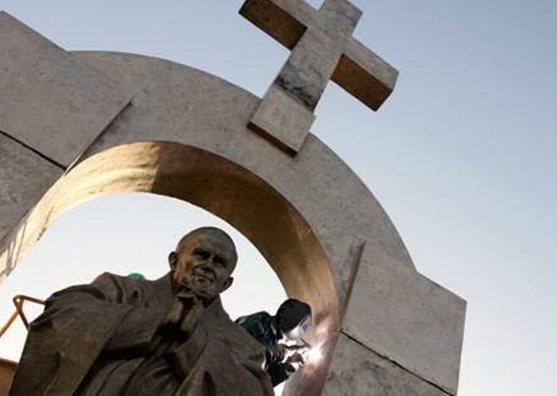 França: Petição com 40 mil assinaturas quer travar retirada de cruz em estátua de São João Paulo II