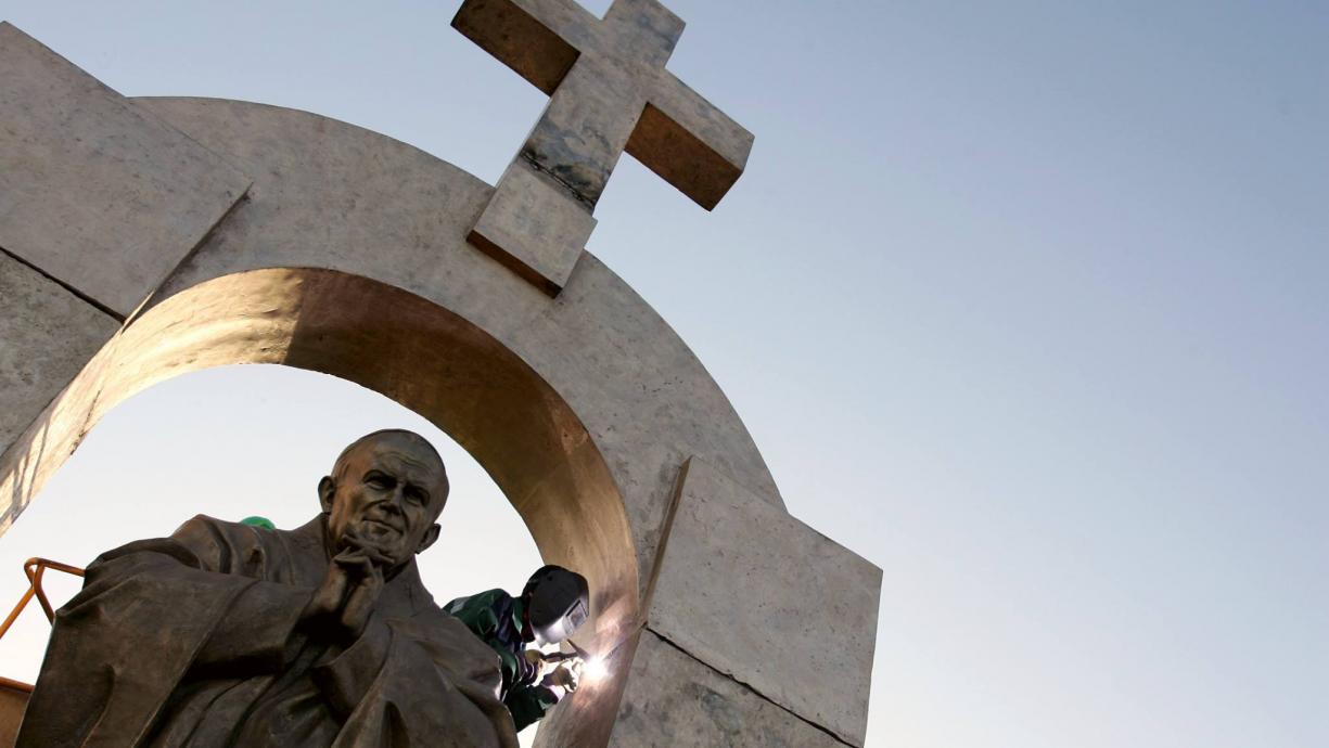 França: Autoridades querem retirada de cruz em monumento dedicado a São João Paulo II