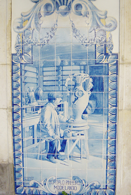 Aveirenses pioneiros no azulejamento de estações de comboios