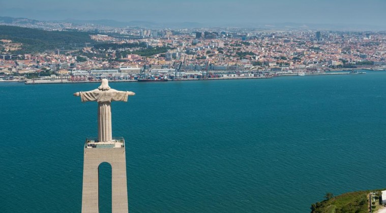 AIS: Cristo-Rei ilumina-se para lembrar perseguição religiosa no mundo