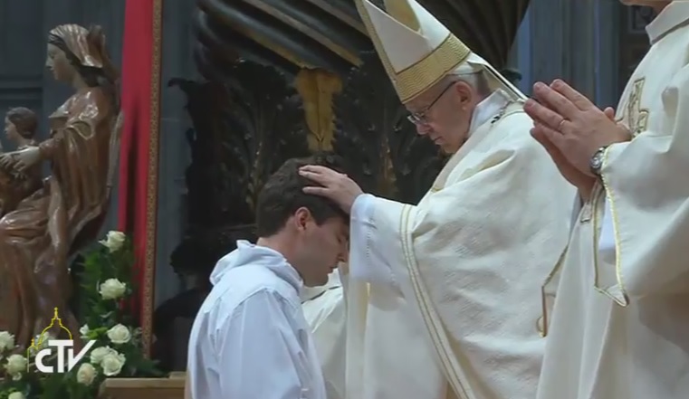 Papa Francisco convida padre ao “serviço dos doentes e pobres” sem desejar “ser servido”