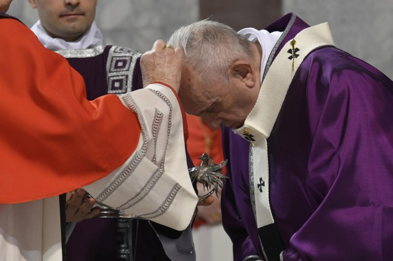 Papa: «Somos o pó amado por Deus»
