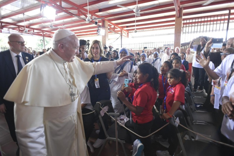 Papa visita «rosto materno e misericordioso» da Igreja