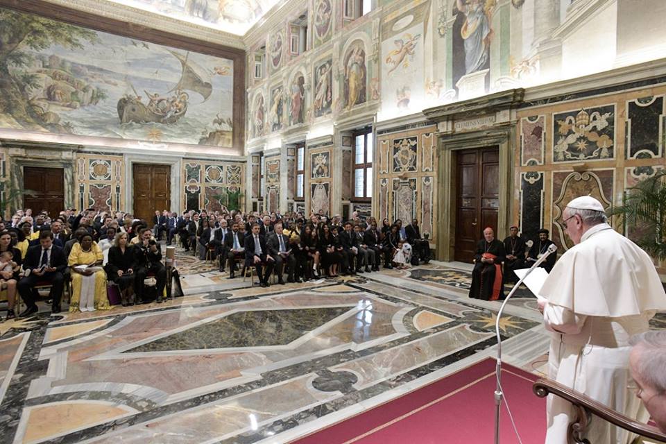 Vaticano: “Leis que sejam pontes para os mais indefesos”, pede o Papa