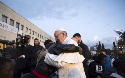 Papa vai a Lesbos para voltar a pôr os refugiados nos radares do mundo