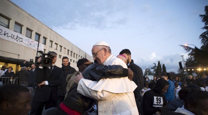 Papa vai a Lesbos para voltar a pôr os refugiados nos radares do mundo